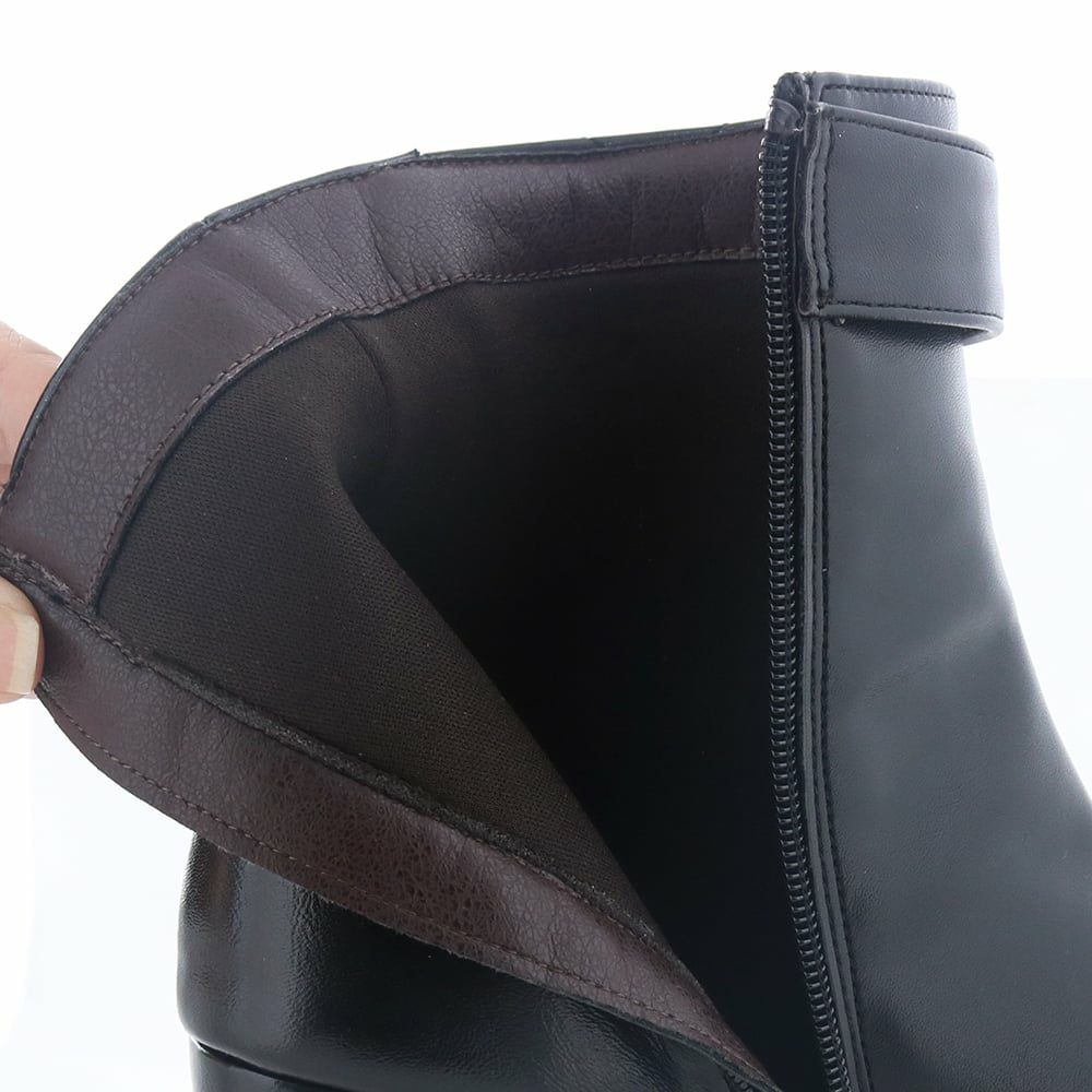 ライニングはスポンジ入りのふっくら生地で包まれる履き心地