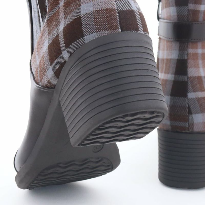 5.5cmのヒールは歩きやすさときちんと感を兼備