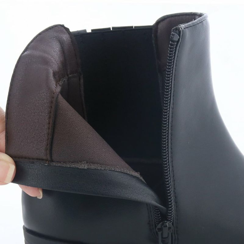 ライニングはスポンジ入りのふっくら生地でソフトな足あたり