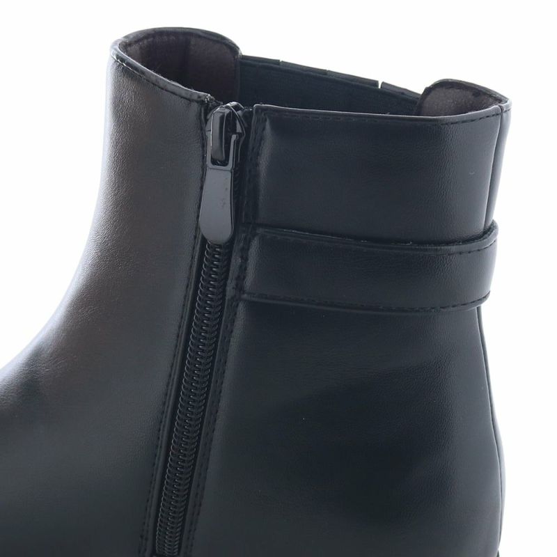 ファスナーの持ち手が大きく開閉しやすいのも嬉しい