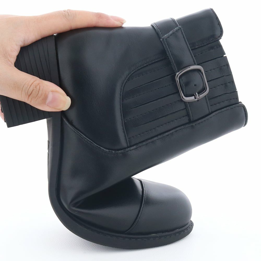 やわらかなモールドソールで足に合わせしっかり屈曲します