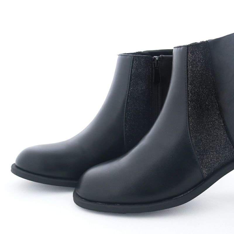 パンツでもスカートでも合わせやすいトゥライン