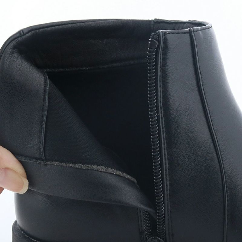 スポンジ入りのふっくら裏地で包み込まれる履き心地