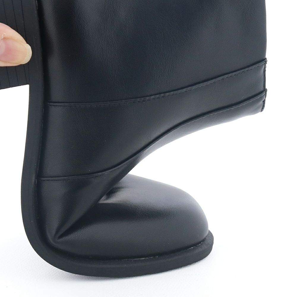 歩行に合わせてソールが屈曲。歩き疲れしにくい