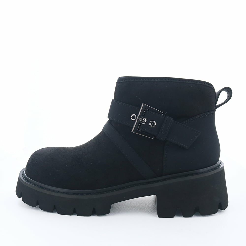 ぽっこりとしたフォルムが個性的なファーブーツ