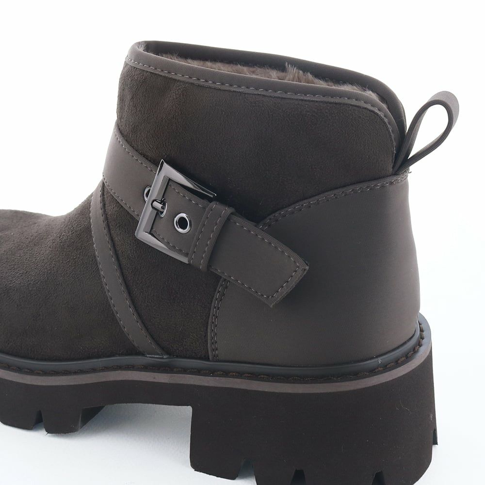 太めベルトに大きなバックル。エンジニアの要素もしっかりと