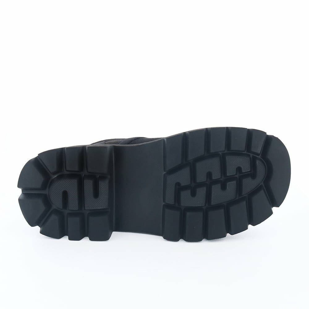 ソール全体に厚みがあり傾斜は2.5cmほど