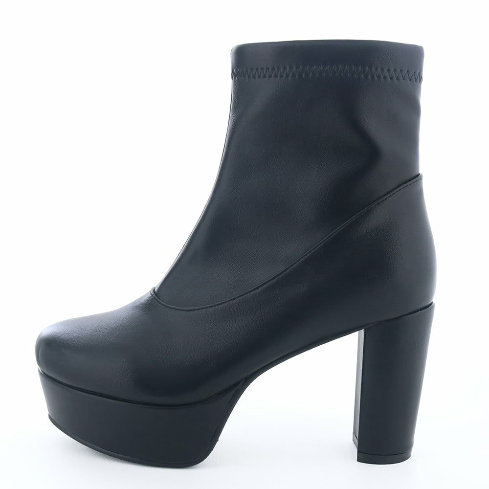 足元がすっきり見えするシンプルなストレッチブーツ