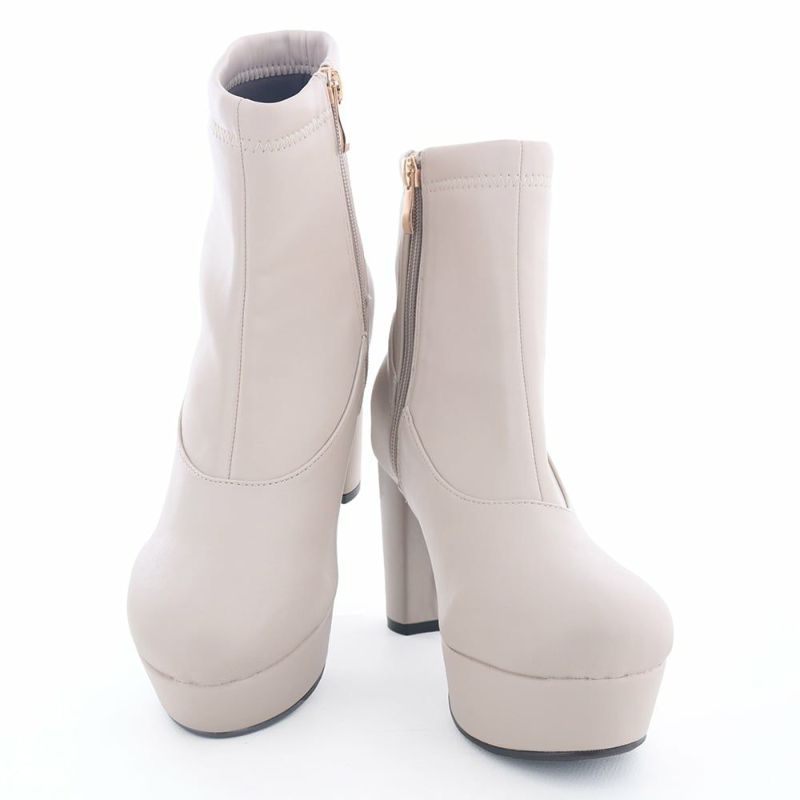 ストーム×ヒールのデザインでスタイルアップ効果の高い一足