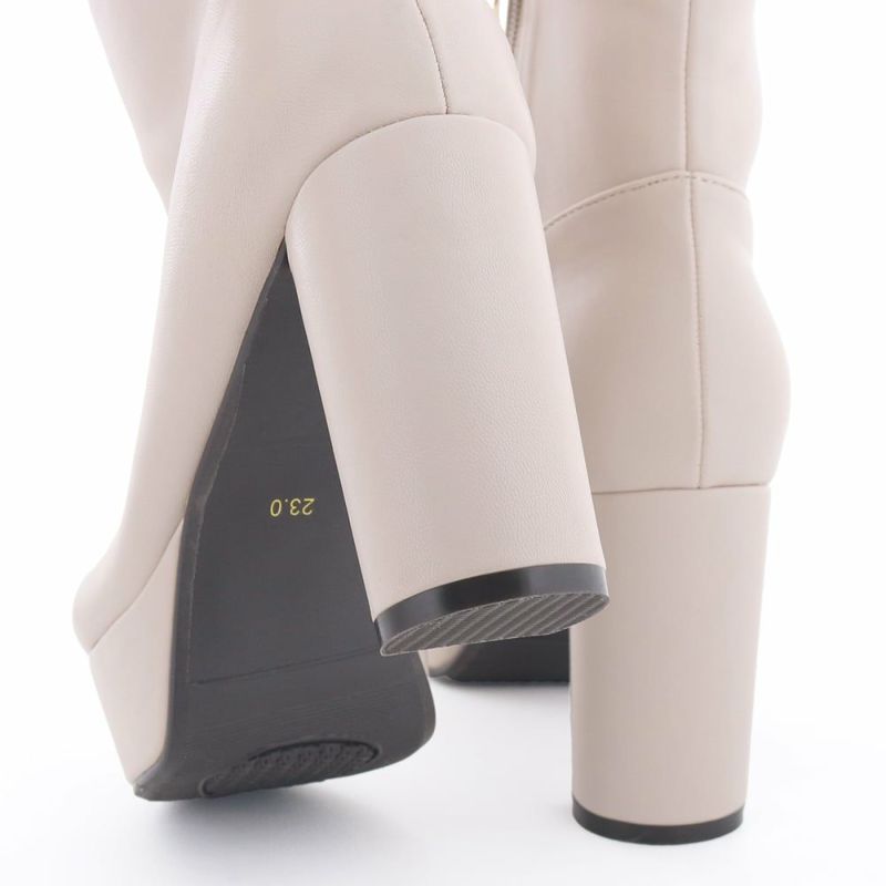 ヒールはブランドオリジナルの角丸フォルム