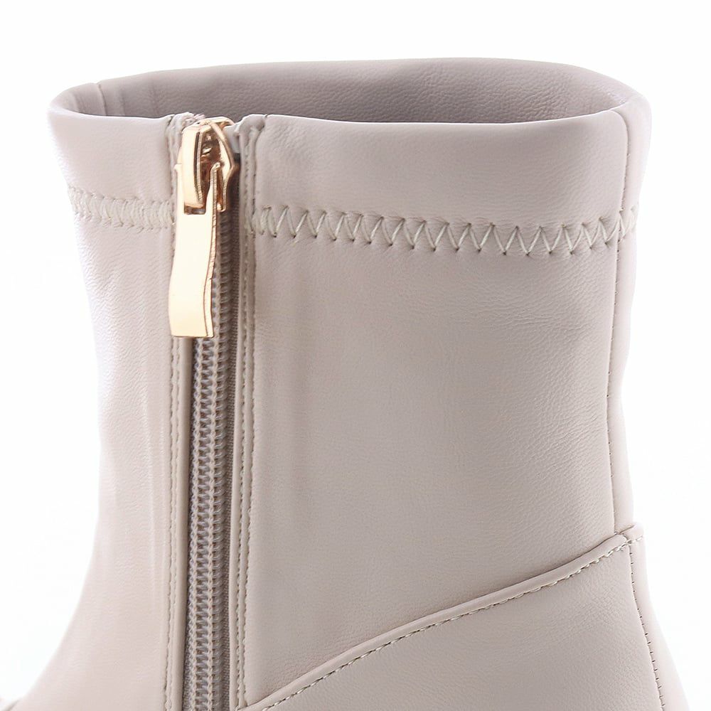 ファスナーのゴールドがさり気ないアクセントに