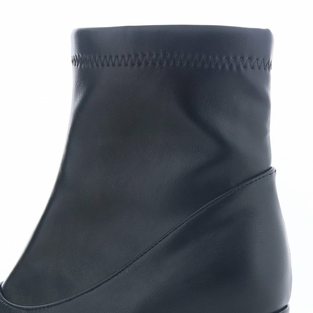 筒部分はやわらかなストレッチ材で足を動かしやすい