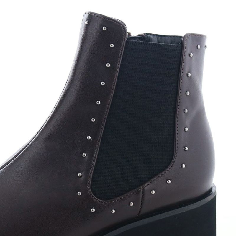 ガーリーなコーデに合わせた甘辛ミックスがおすすめ