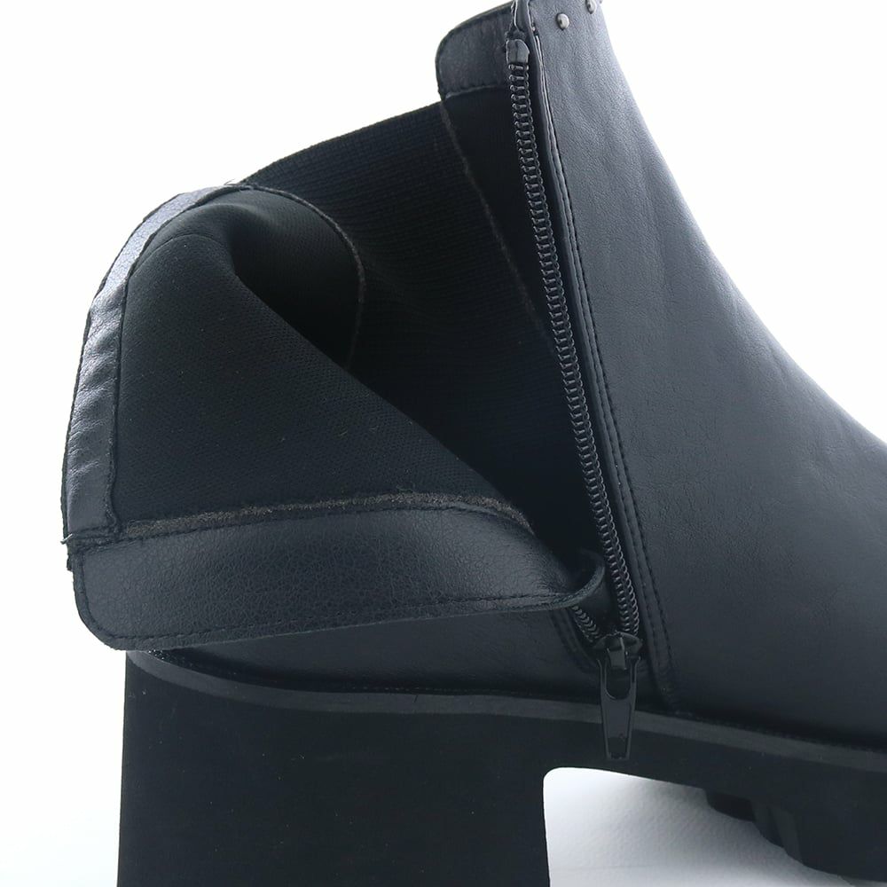 スポンジやクッションを効かせた足あたりのよさも魅力