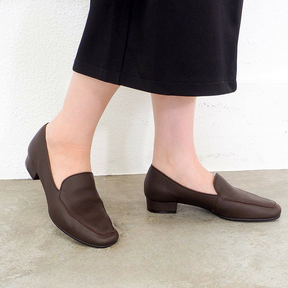 ダークブラウン