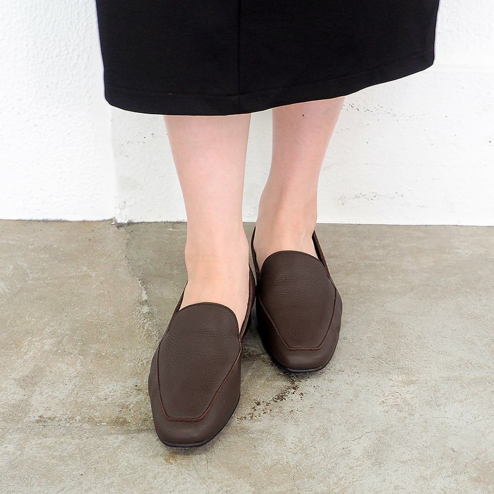 ダークブラウン