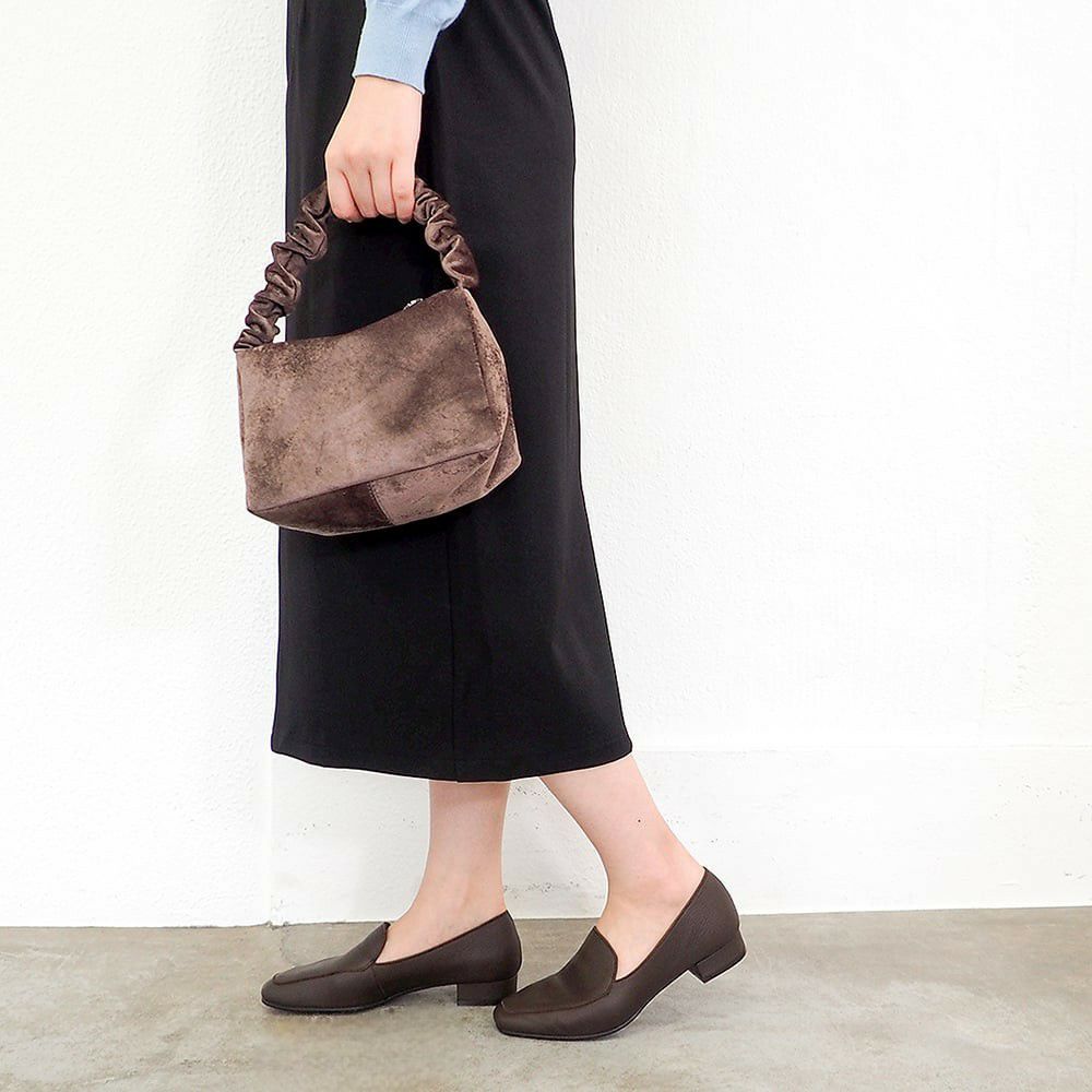 ダークブラウン