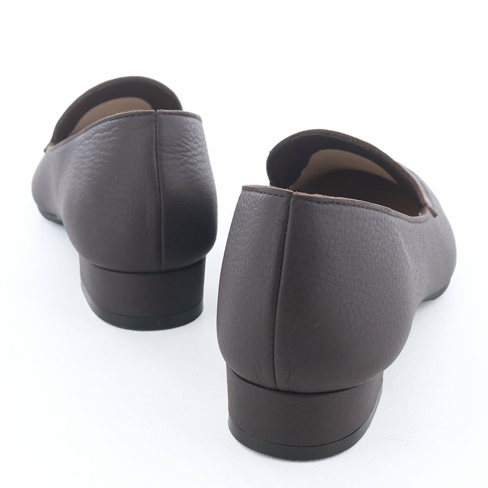 ほんのりヒールアップでフォーマルな場面でも活躍しそう