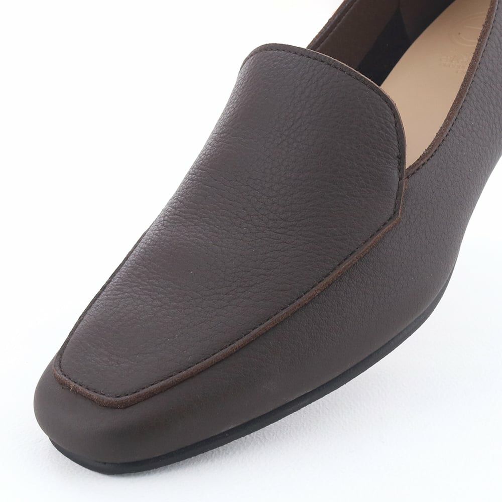 甲を深く覆うので脱げにくく、安定感ある履き心地