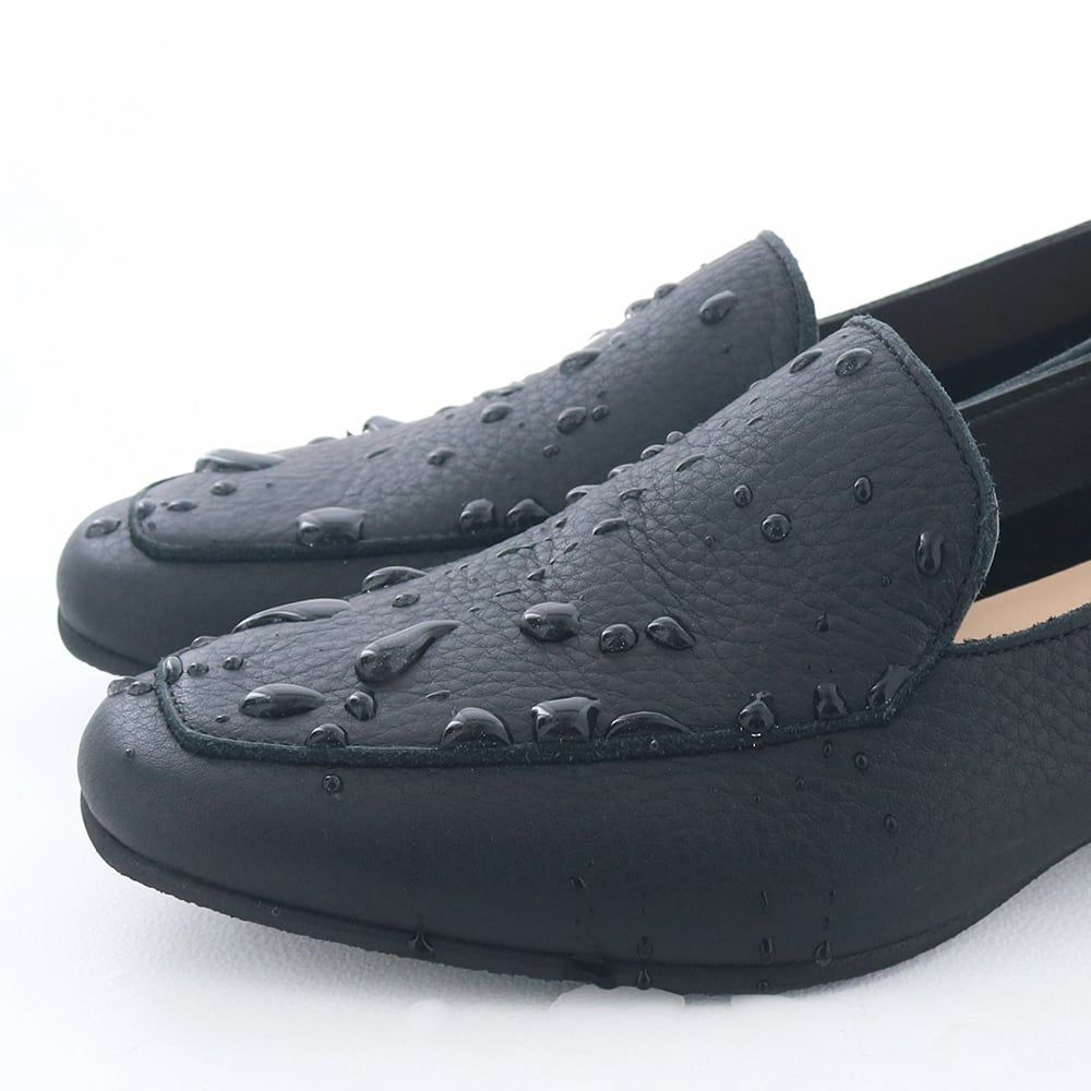 防水レザーで急な雨にも慌てません