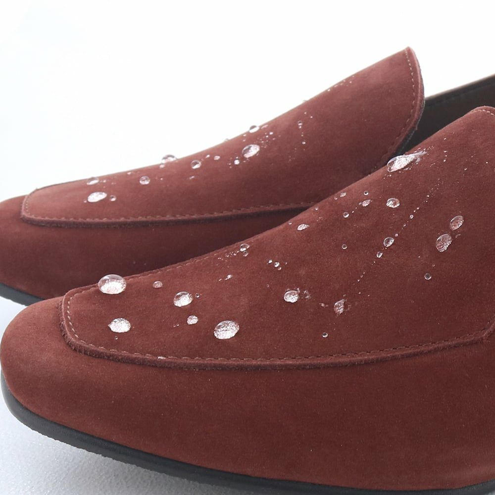 起毛レザーもしっかり防水！　雨の日のコーデの幅が広がります