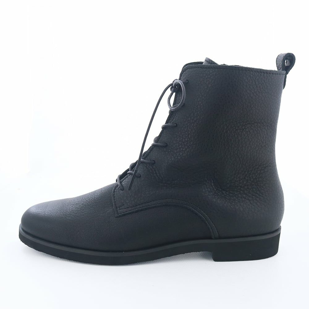 ベーシックなデザインで履き回せるレースアップブーツ