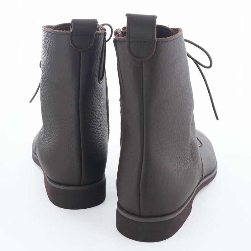 きれいめにも履けるよう、過度な装飾をせずすっきり仕上げました