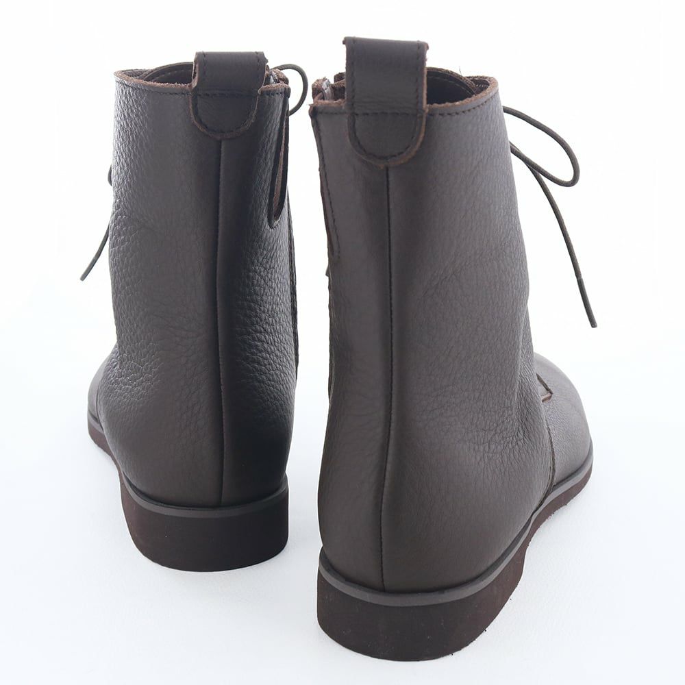 きれいめにも履けるよう、過度な装飾をせずすっきり仕上げました