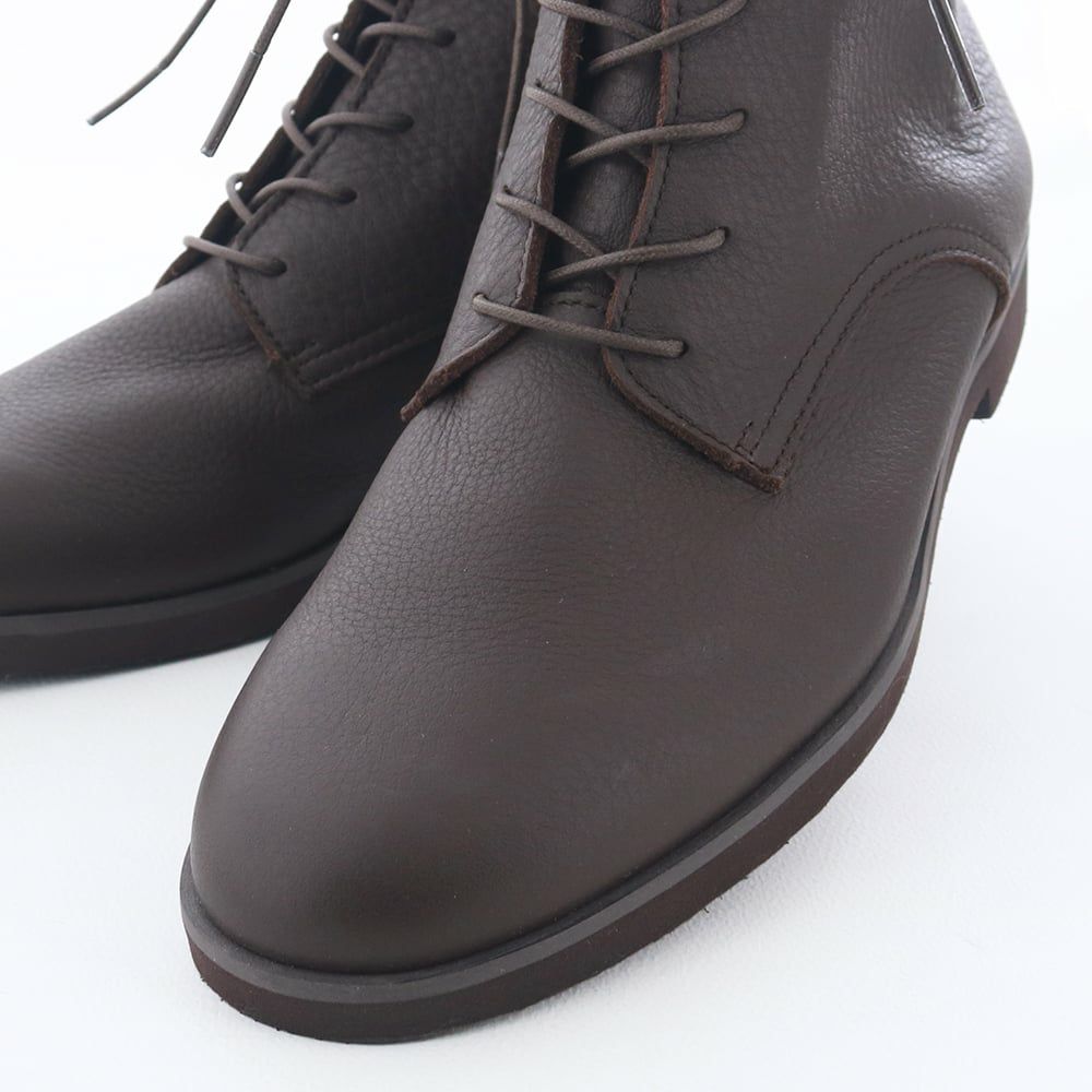 すっきりトゥライン。プレーンなつま先はスカートにもパンツにも合わせやすい