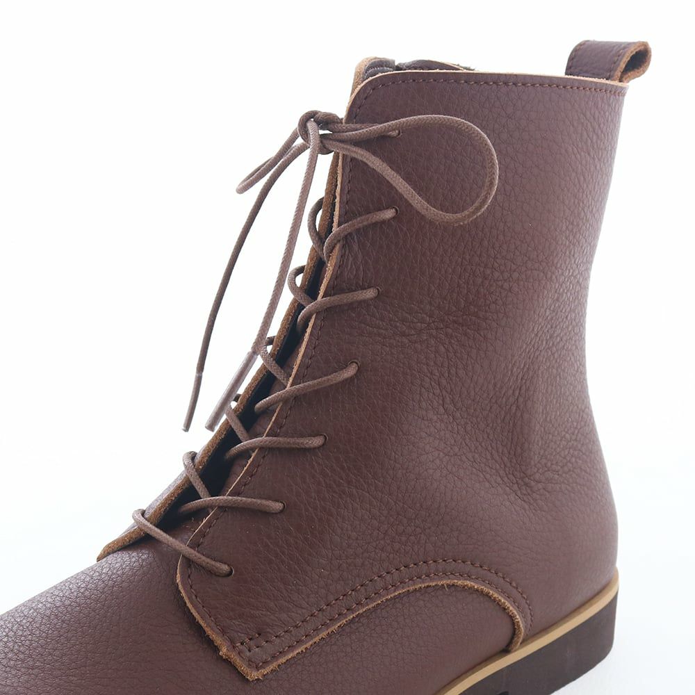 ハトメ金具を使わず、こちらもすっきり仕上げ。シューレースも細身でほんのりフェミニンに