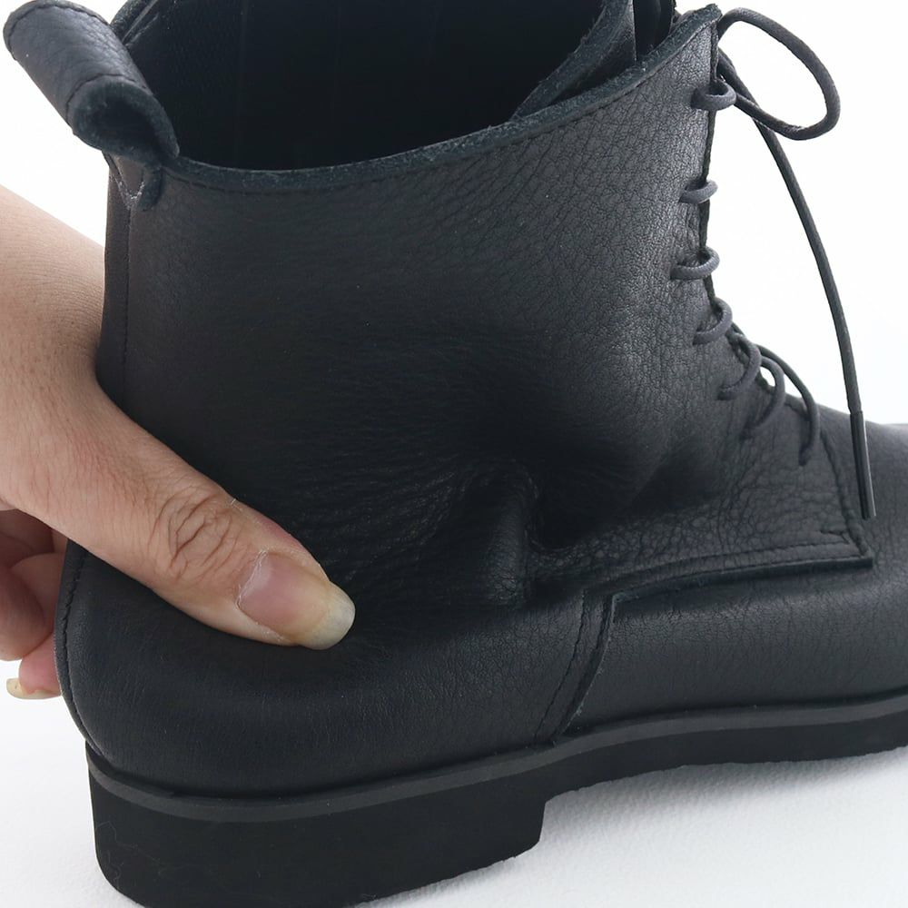 かかとにも硬い芯を使わず、優しい足あたりです