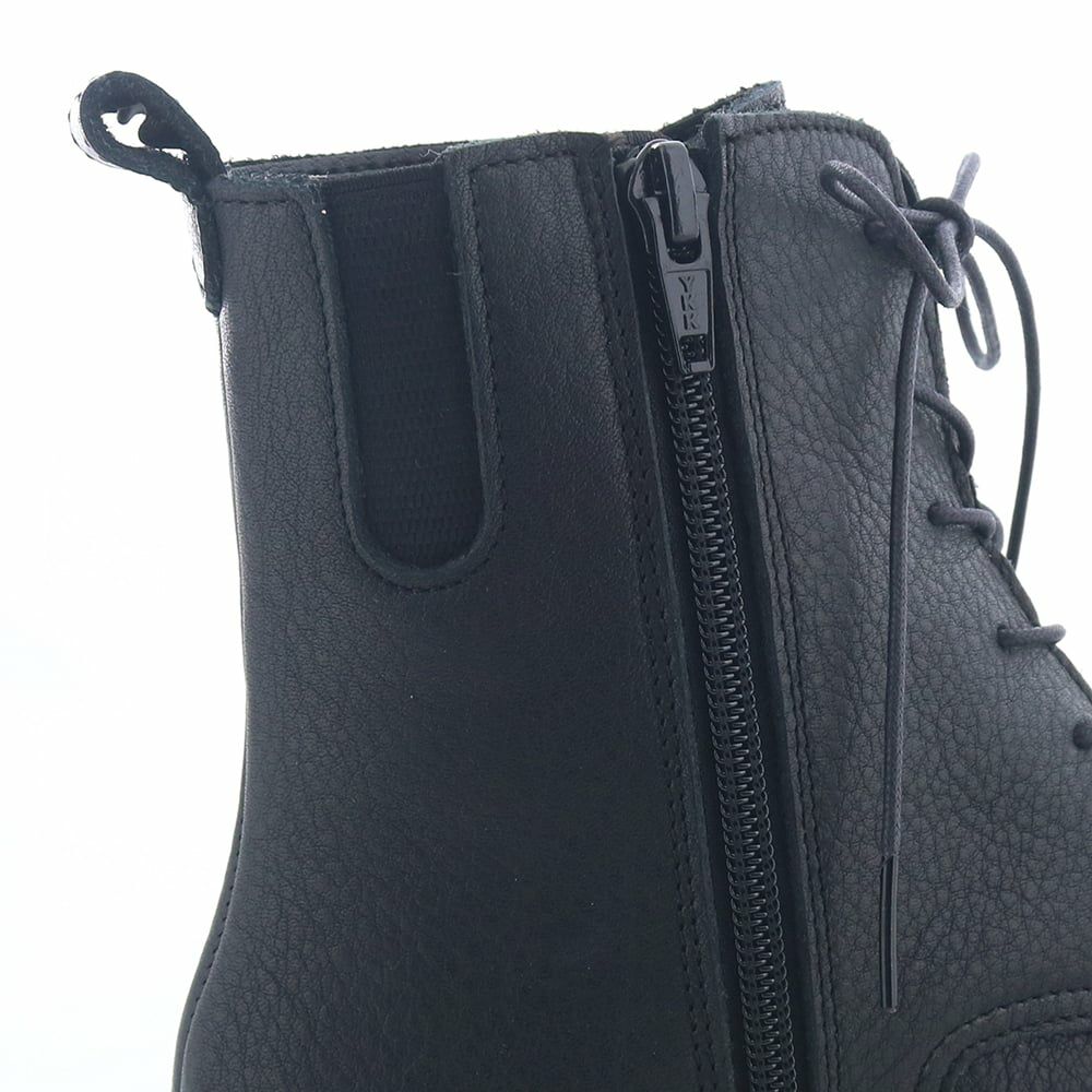 着脱は内ファスナーで。内側にあしらったゴムもポイントです