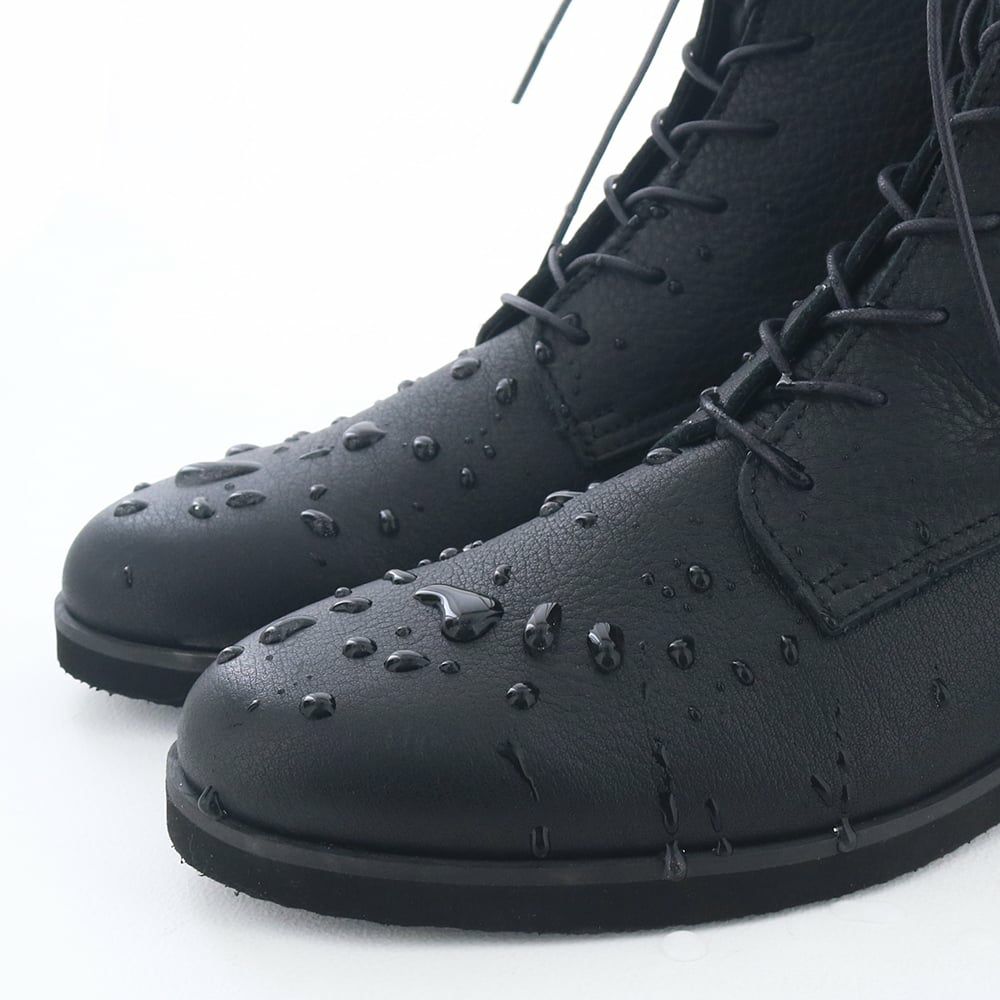 防水レザーで急な雨にも慌てない