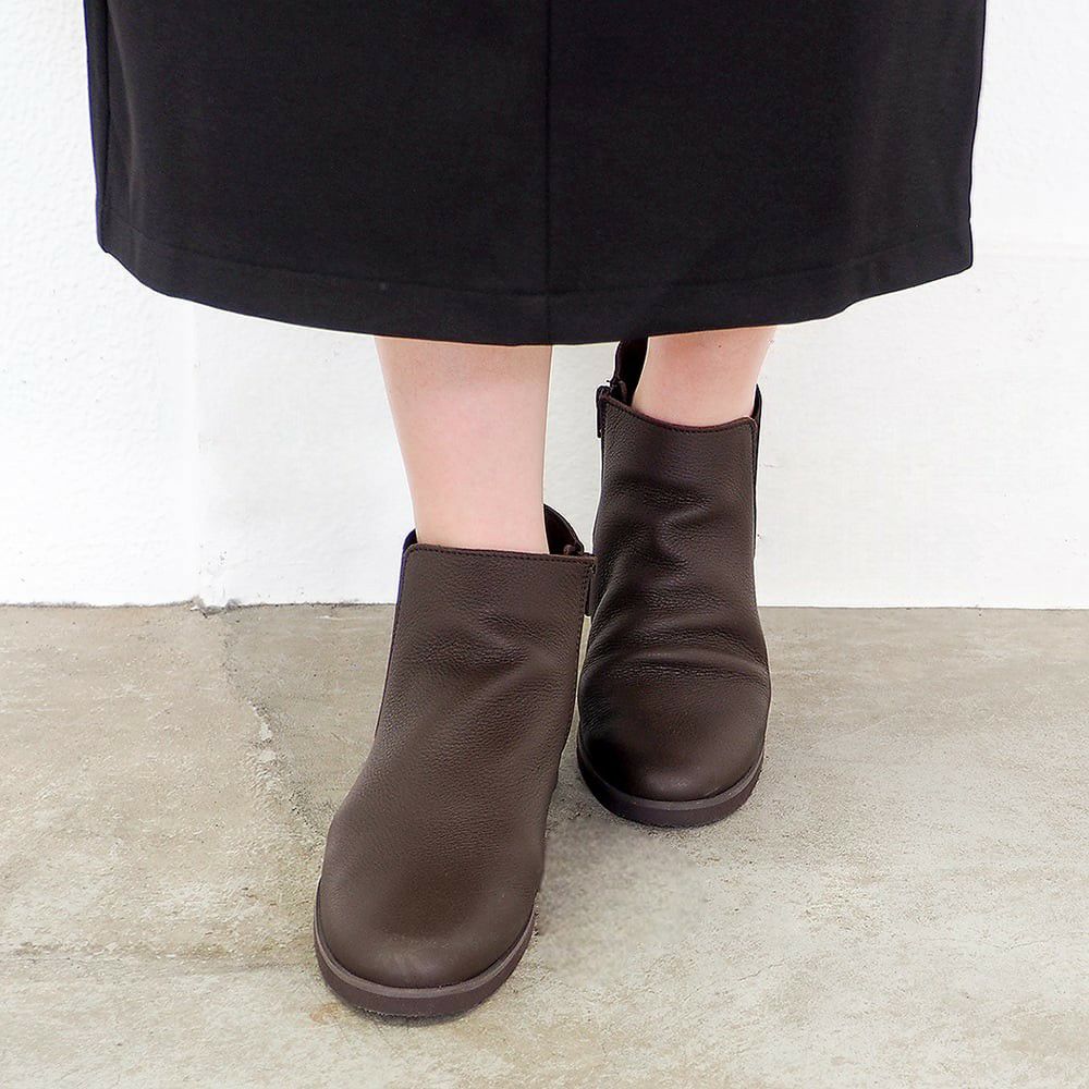 ダークブラウン