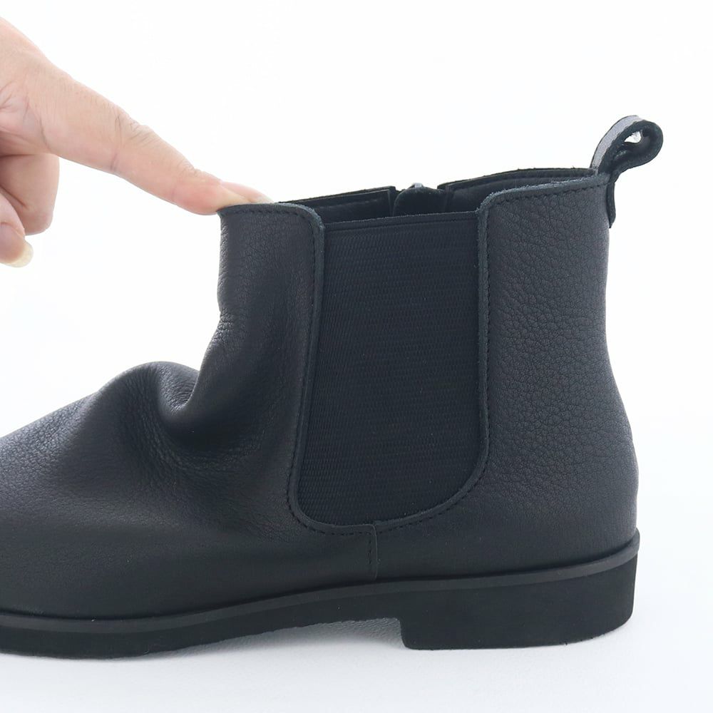 大き目のサイドゴムとゆったりした履き口で足を動かしやすい