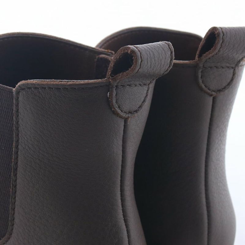 かかとループが後姿のアクセントに