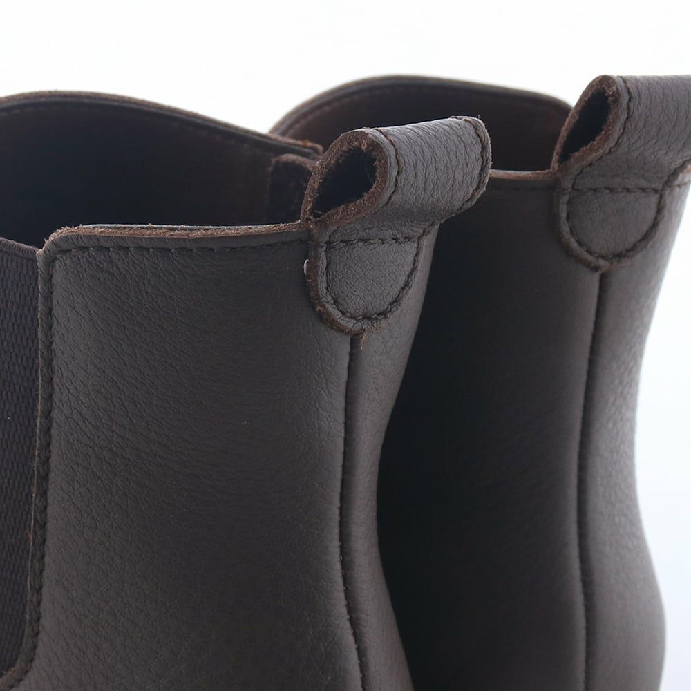 かかとループが後姿のアクセントに