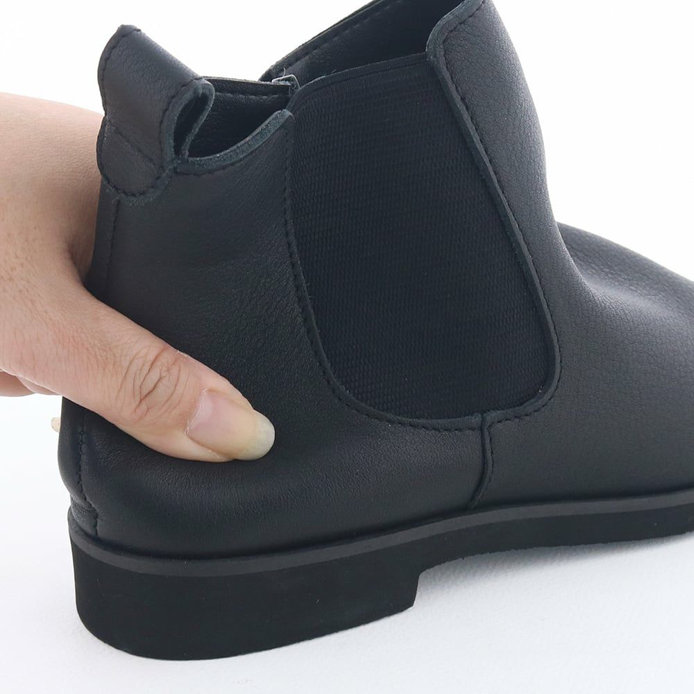 かかとにも硬い芯を使わず、足あたりがソフトです