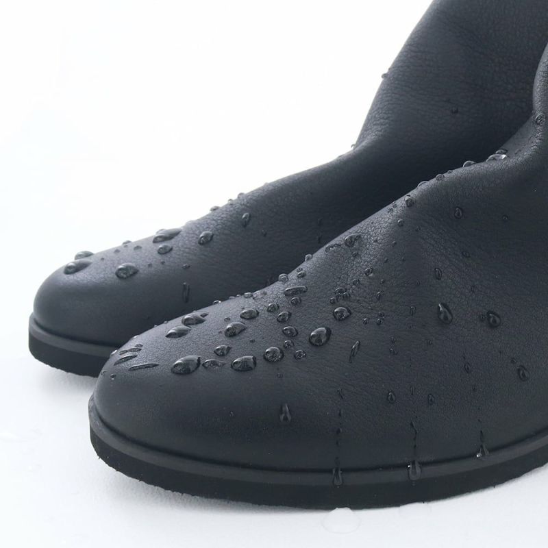 防水レザーで急な雨にも慌てない