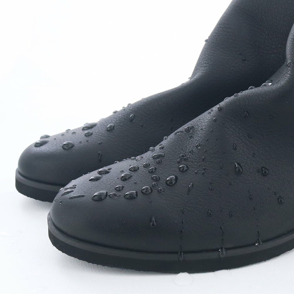 防水レザーで急な雨にも慌てない