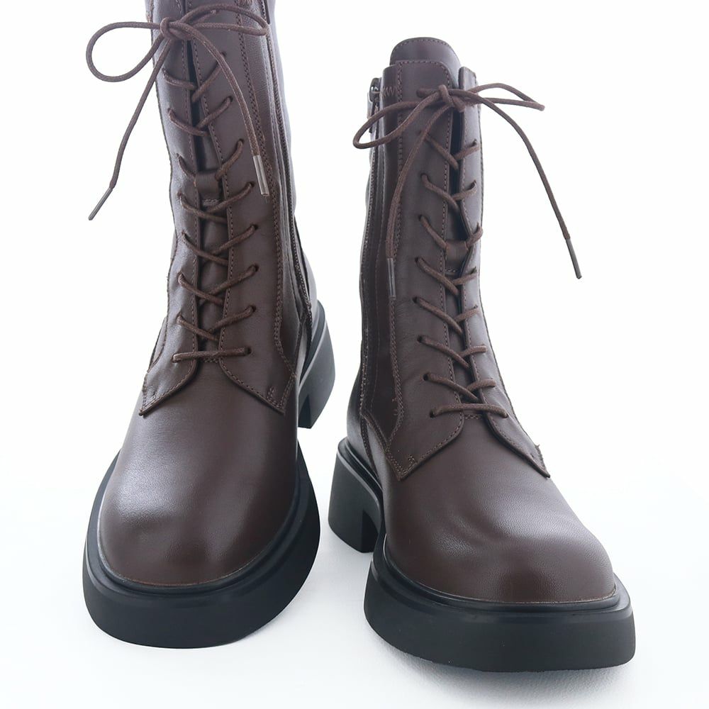 ほどよいボリュームのソールで普段のコーデに合わせやすいのもポイント