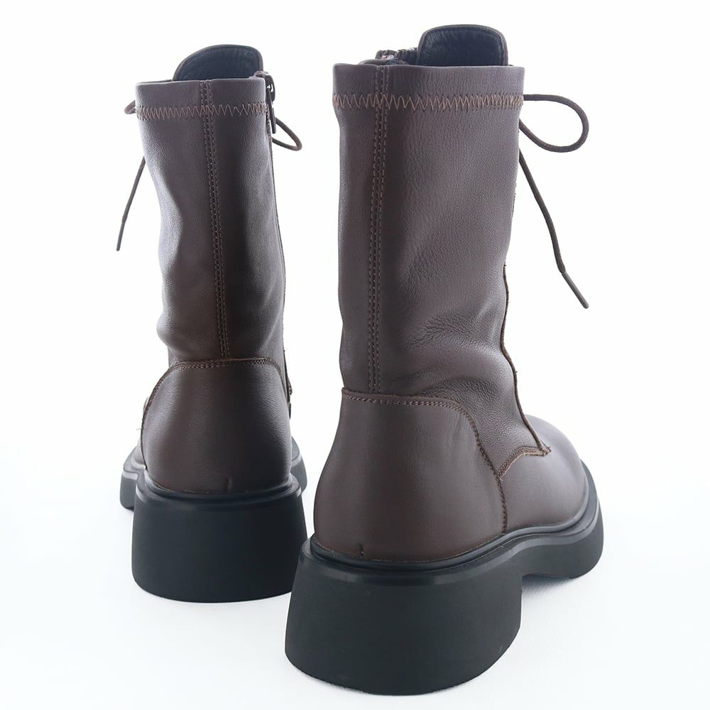 ベーシックなデザインと履きやすさでデイリーユースに最適な一足です