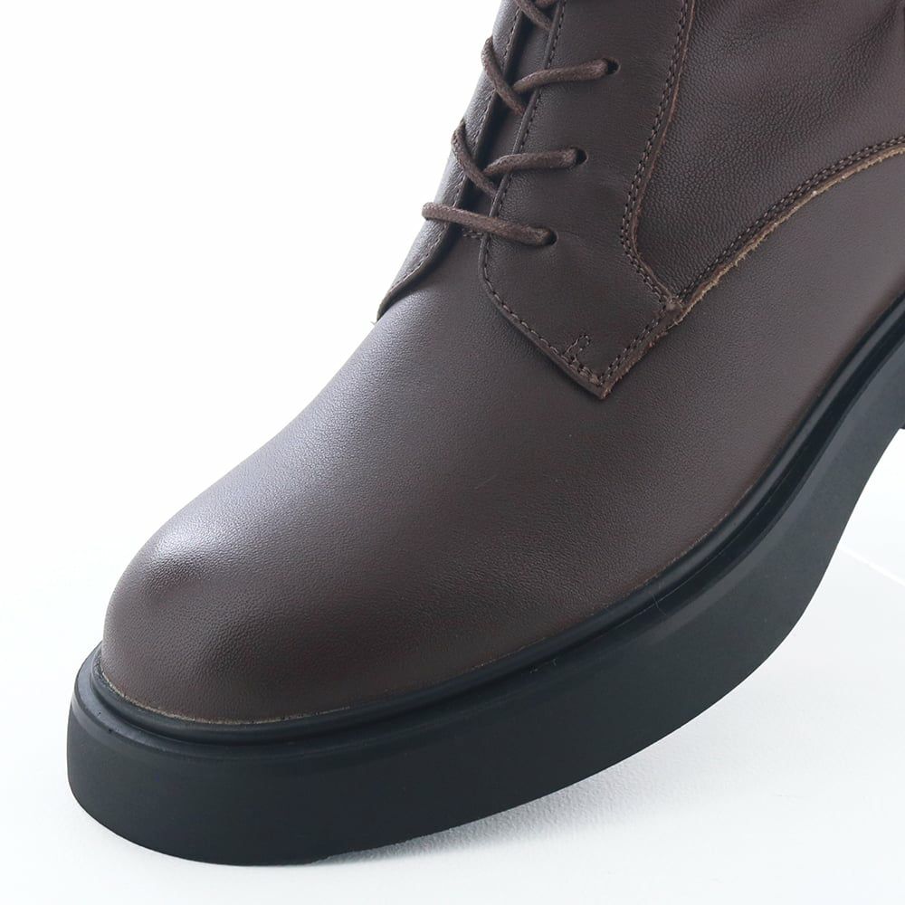 立体的なトゥラインで指先を締め付けません