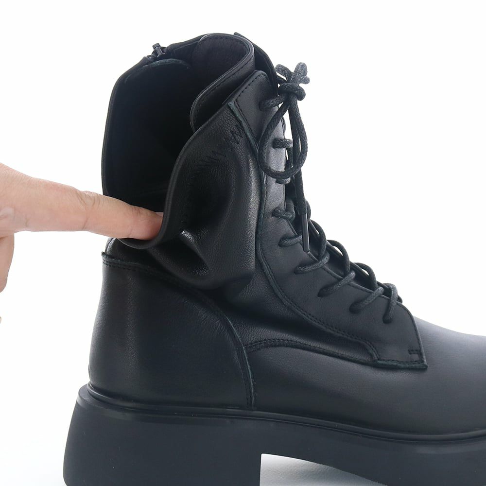 シャフトはソフトなストレッチレザー。足の動きを妨げません