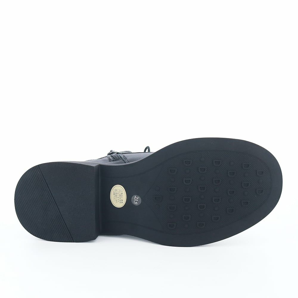 ソール全体に厚みがあり傾斜は2.0cmほど