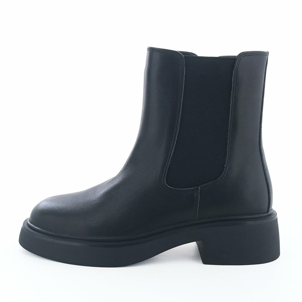 厚底過ぎないバランスがちょうどいいサイドゴアブーツ