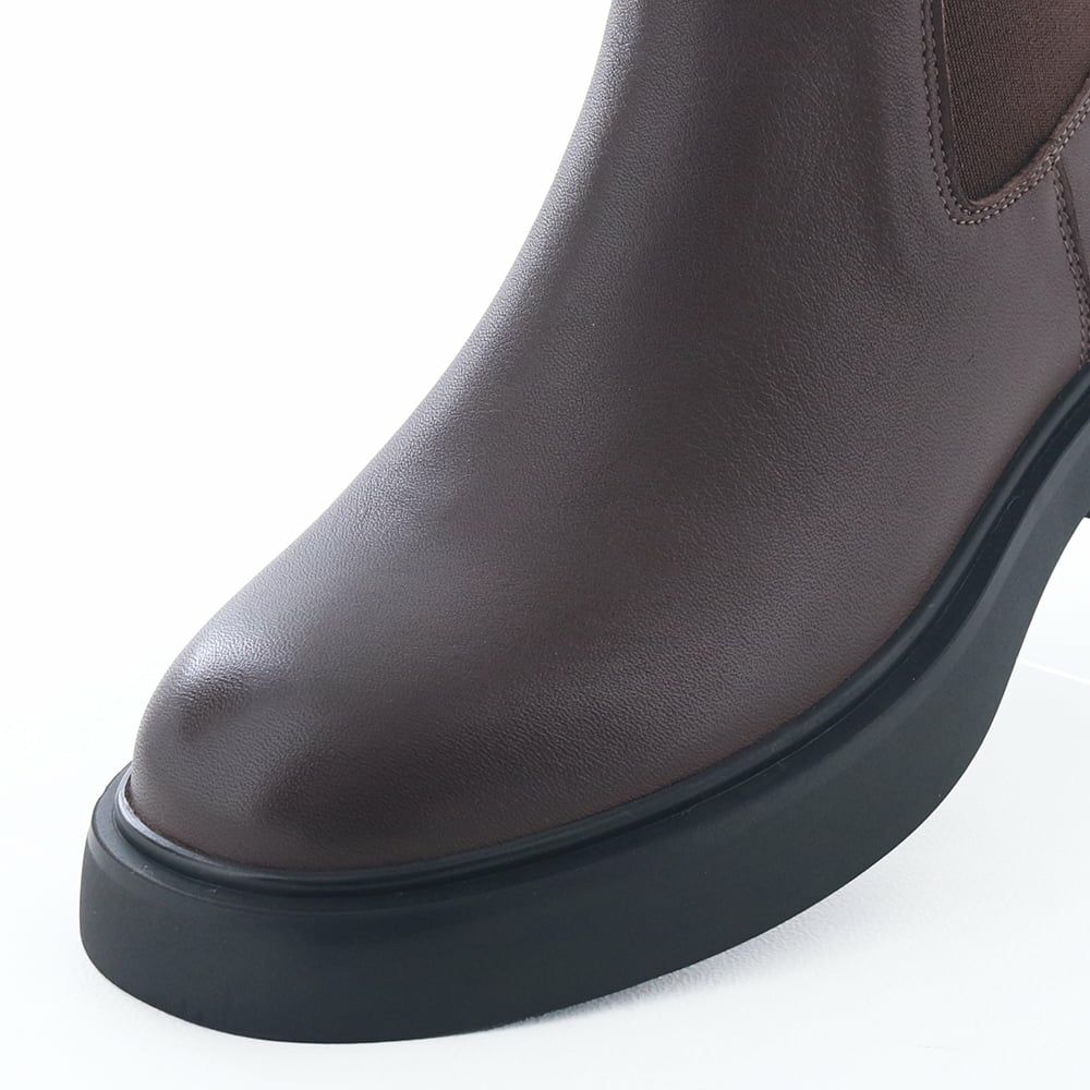 丸みのあるトゥラインで指先までゆったり