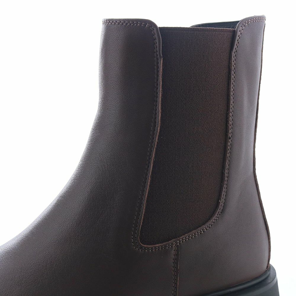 サイドゴアで足の動きを妨げません