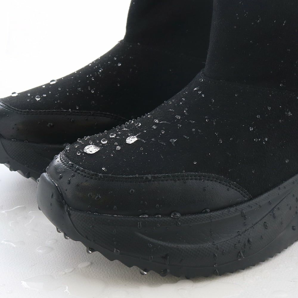 アッパーは撥水加工で、天候を気にせず履けるのも嬉しい