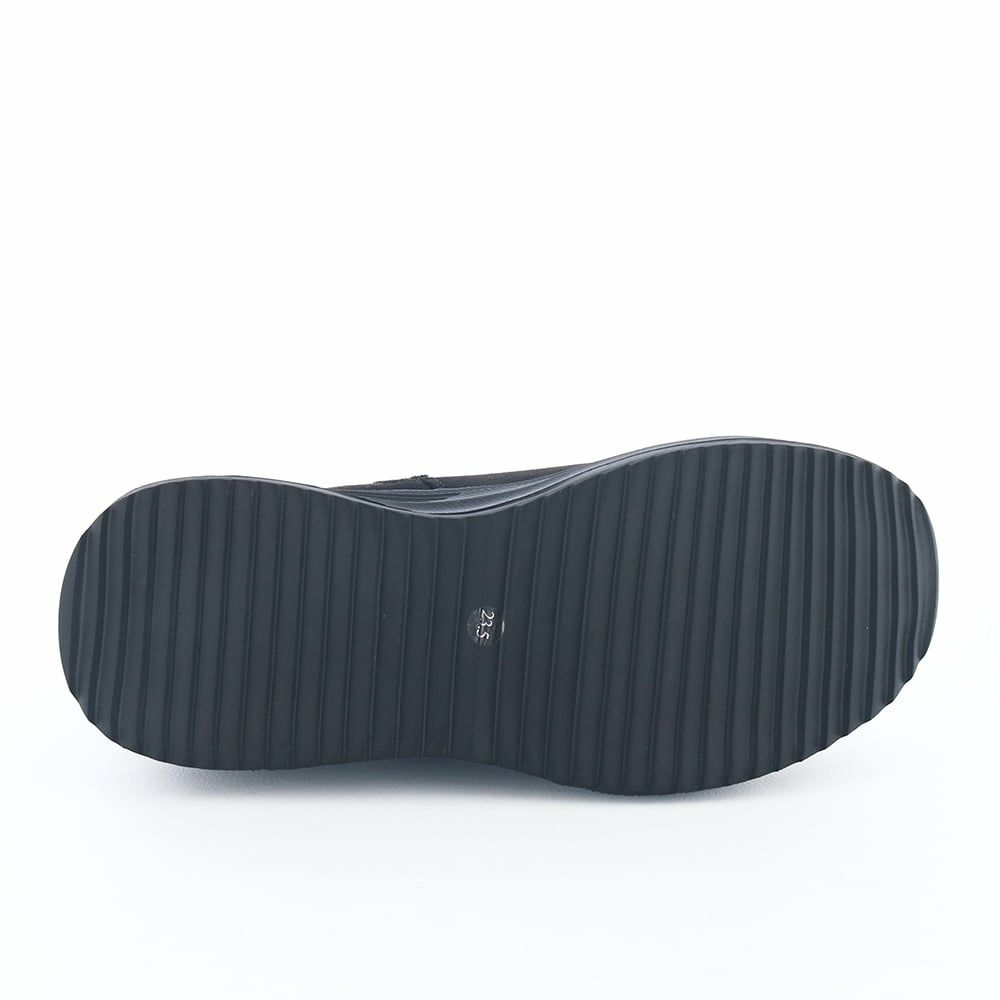 ソール全体に厚みがあり底冷えしにくくなっています